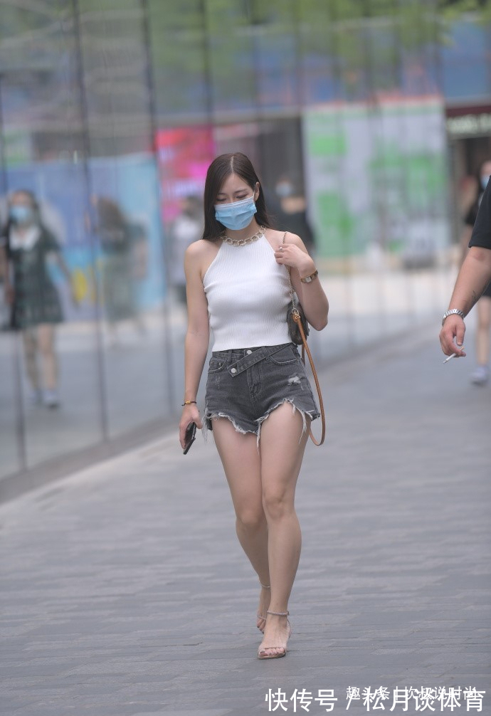 挂脖 挂脖搭配撕裂风“热裤”,既能秀腿又有个性,轻松解决穿搭问题!