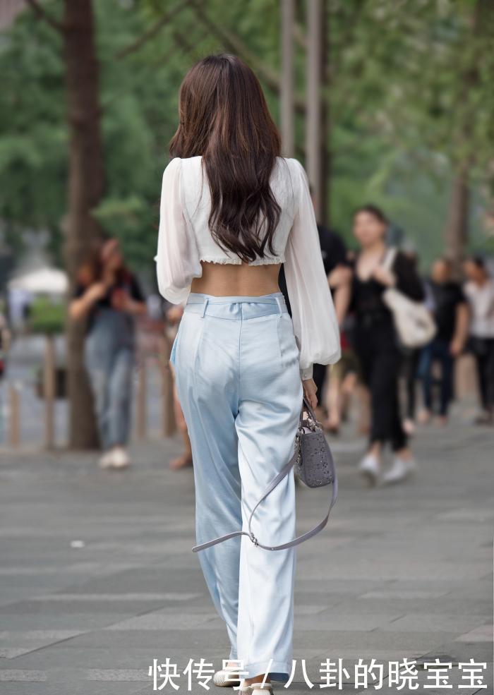 选择了一|浅蓝色冰丝阔腿裤,腰间的蝴蝶结设计,别致出彩