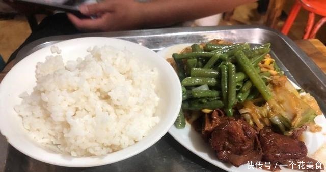 生意|做西安街边生意火爆锅碗瓢盆,荤菜17元,随便吃,门口排成一排