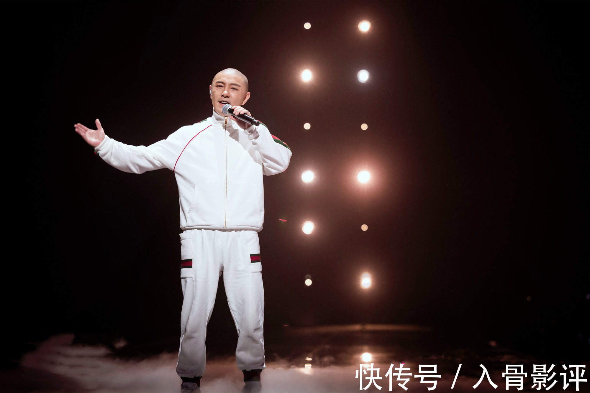 《追光吧》:哥哥們初舞臺(tái)夢(mèng)幻聯(lián)動(dòng),出現(xiàn)多位后起之秀