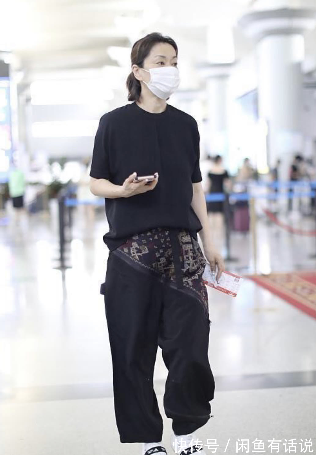 毛阿敏|毛阿敏越老越潮,穿一身黑还扎个小揪揪,瘦成“麻杆”也有大姐范