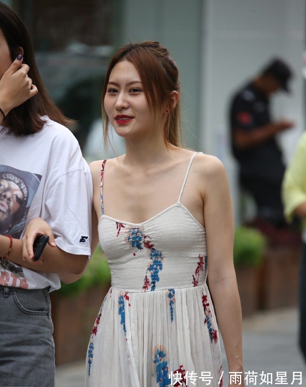 时尚女生 时尚女生的别致穿搭,选择清新“吊带”,展现成熟魅力!