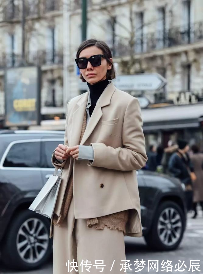 “毛衣＋衬衫”叠穿，冬日绝美搭配，这样穿真的美翻了！