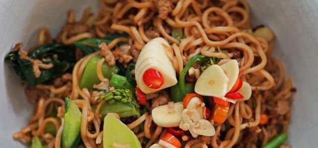 卖光|泡面新做法邻居拿到校门口卖150份每碗6块全卖光你觉得赚吗