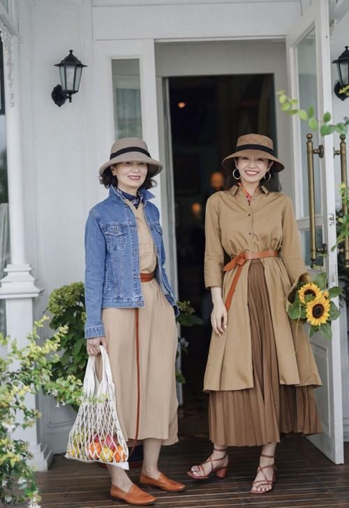 时尚博主三木母女示范优衣库穿搭，基础款搭配好清新，温柔且优雅