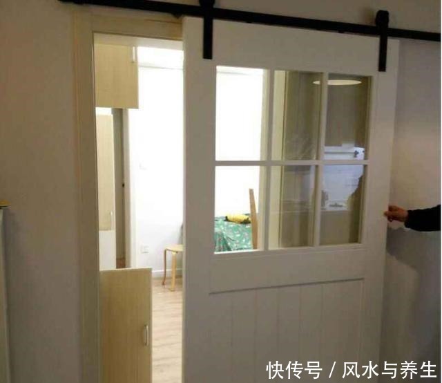 安装|厨房不装推拉门,还能怎么设计有钱人流行装它,漂亮还实用!