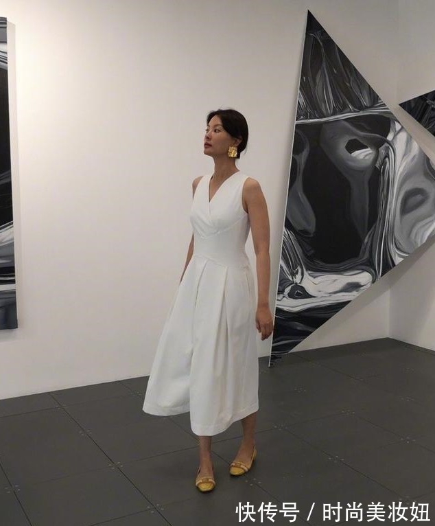 穿搭|刘芳菲不愧是央视“气质”主持,穿黄色连衣裙端庄优雅,太漂亮了