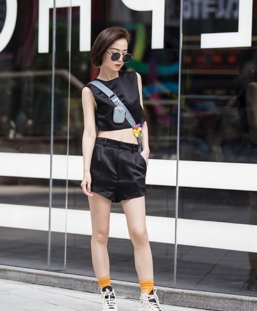  纤瘦|简洁的白色上装搭配休闲牛仔裤，展现美女纤瘦的小蛮腰