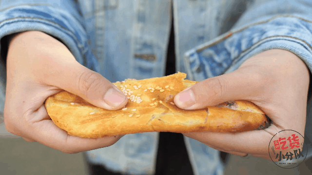 卖出|1天卖出1400个烧饼！这家“无名”烧饼摊凭什么这么火？