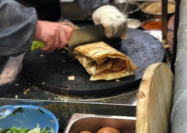 徐州|大妈摆摊做菜煎饼,一出摊就被人围住,七元一张三十种蔬菜随便卷