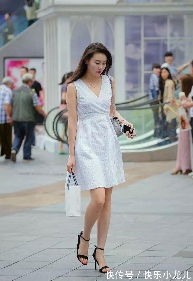 高跟鞋 美女穿牛仔短裙搭配高跟鞋,优雅大方,看上去也很可爱