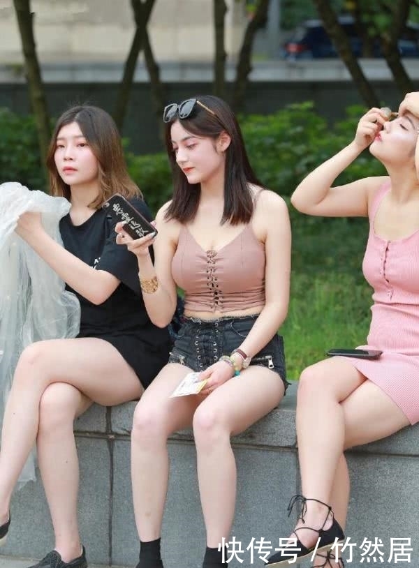 街拍:简单而又性感的吊带背心搭配牛仔短裤,很有干净少女的气质