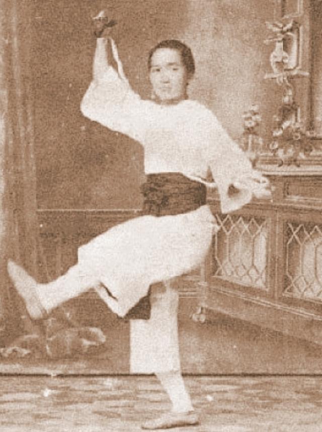 老照片|清末民初老照片真实的“黄飞鸿与十三姨”，出宫溜达的宫女