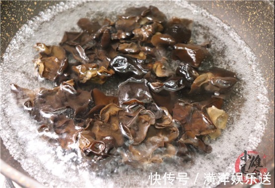 泡木耳,用冷水还是热水都不对,教你一招,1分钟泡发又大又软
