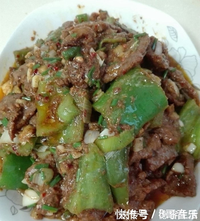 老妈炒的牛肉是一绝,吃过的都说特别嫩,全因为多了这个步骤!