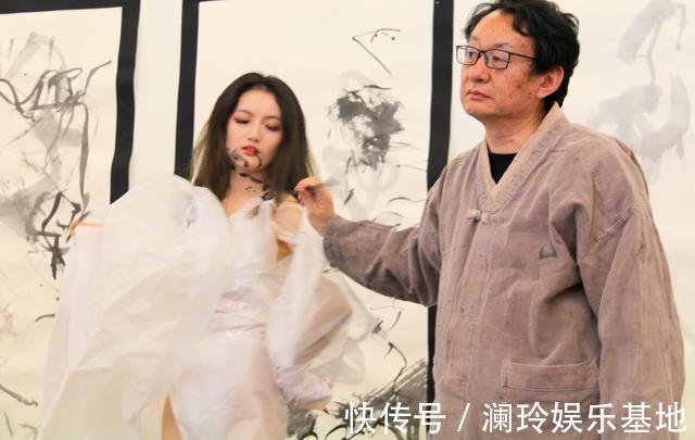 大美|教授在美女身上练书法！专家：肉体美的，书法美的，作品是大美的