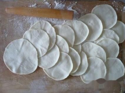 煮饺子，水开下锅是大错！牢记3要点，饺子不开裂不破皮，特好吃