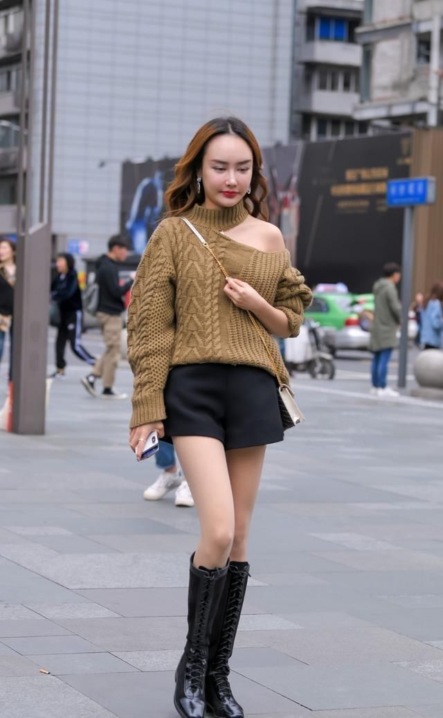 瑜伽裤穿出自然不做作风情，表露青春时尚感，凸显甜美风格