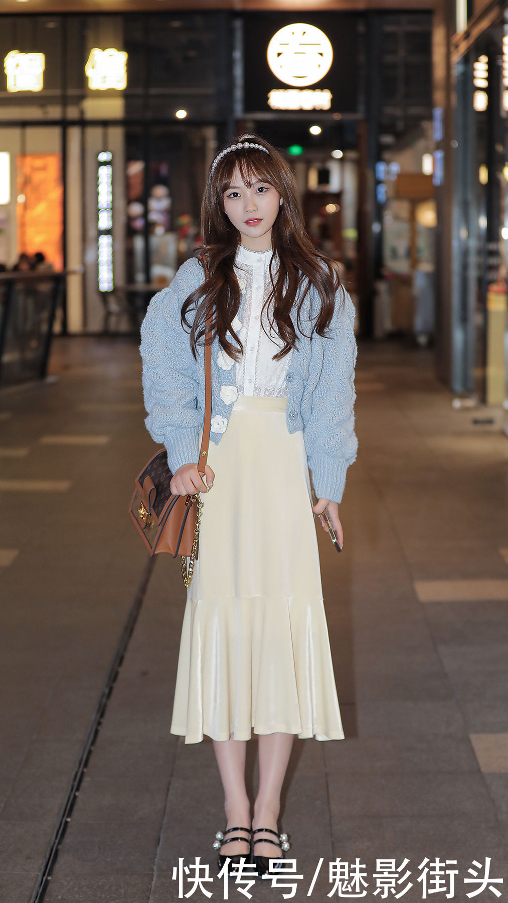 春天穿裙子，搭配这三种上衣，高级利落、优雅又暖和