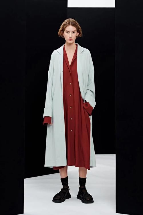 春天的穿搭，如何彰显女性的魅力？单品与颜色搭配缺一不可！