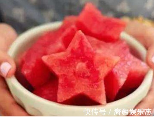 西瓜|三位月嫂来应聘,每人切了一盘西瓜,媳妇看后,果断选了第3位!