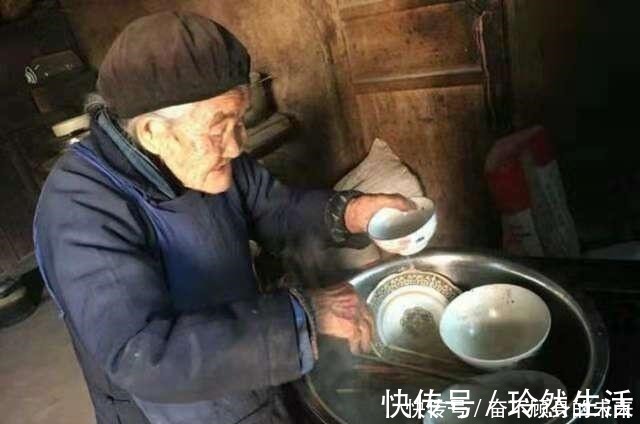 孝心|大学教授把碗留给八十岁老母洗,他说出这段话后,网友孝心可赞