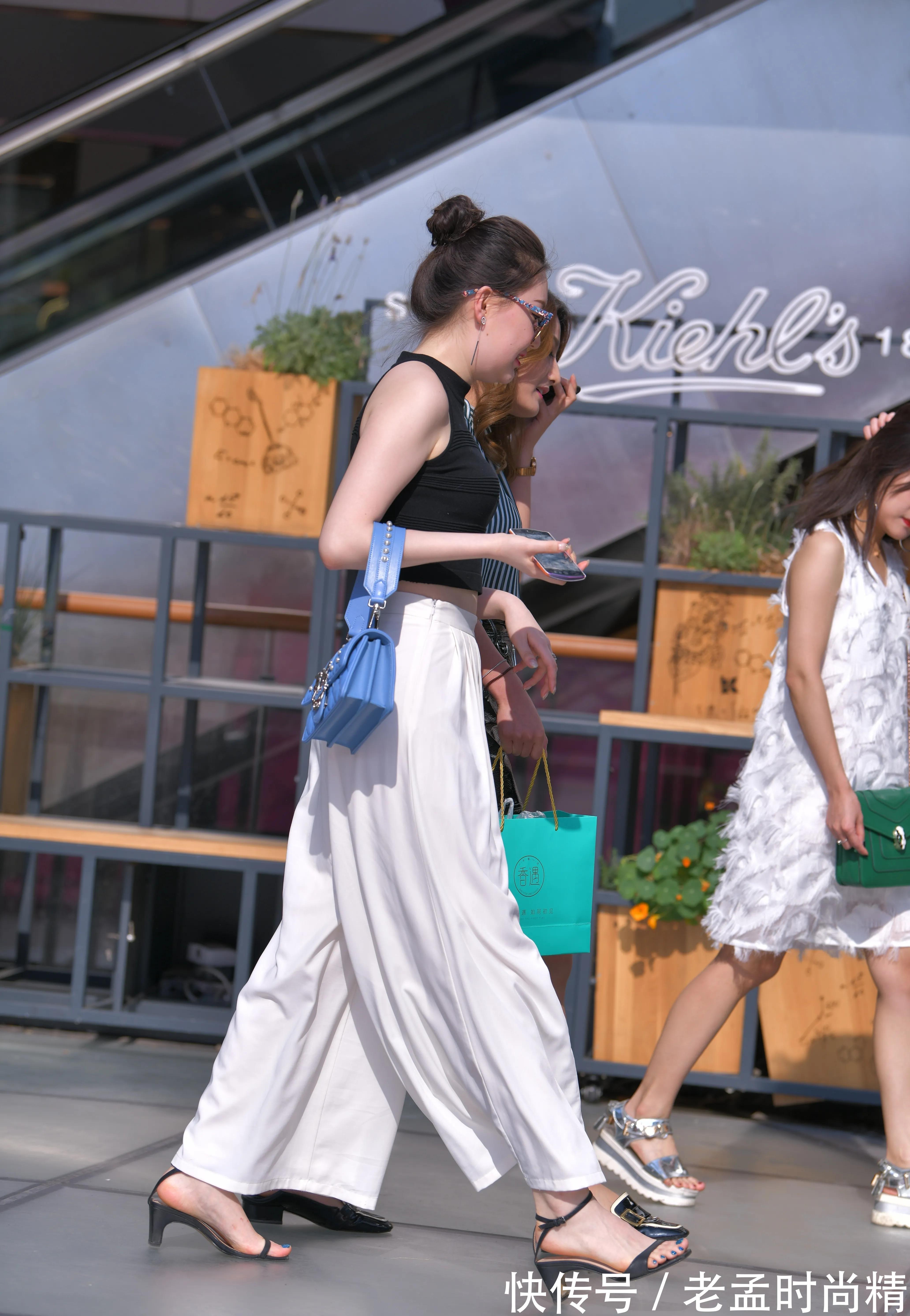 穿搭|街拍:漂亮小姐姐身姿风盈,阔腿裤显示出迷人优雅的气息
