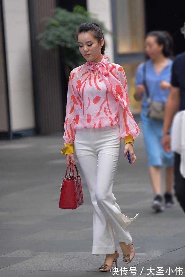 美女|美女街拍:清新淡雅的搭配很显气质,而简约独特的款式,穿着洋气又显时尚
