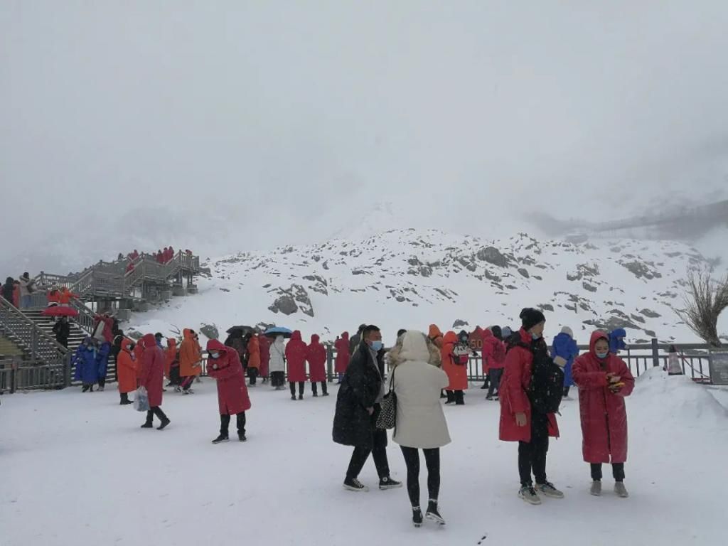 玉龙雪山|应景！今天的玉龙雪山白雪纷飞