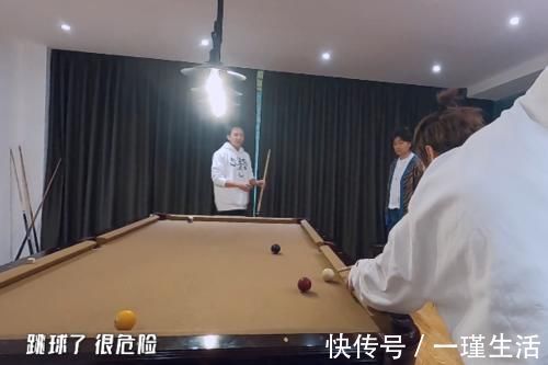 邓超|鹿晗打台球接连失误,找借口却被当场打脸,接下来的举动引热议