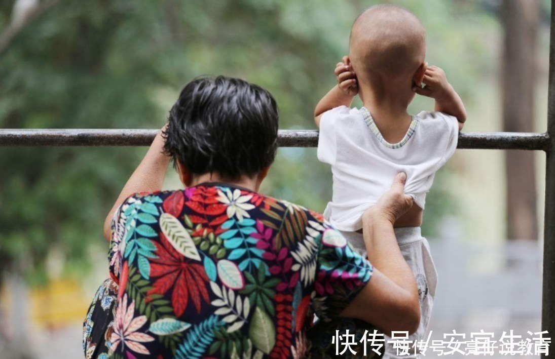 父母|“最后悔的事，是让我妈来带娃”，90后宝妈的哭诉引共鸣，扎心