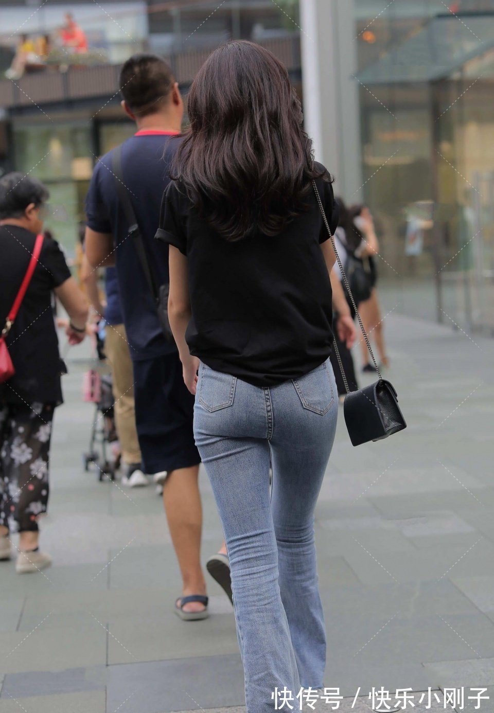 美女|美女的魅力太强，完美的身材搭配迷人的行头，令人莫名的心跳