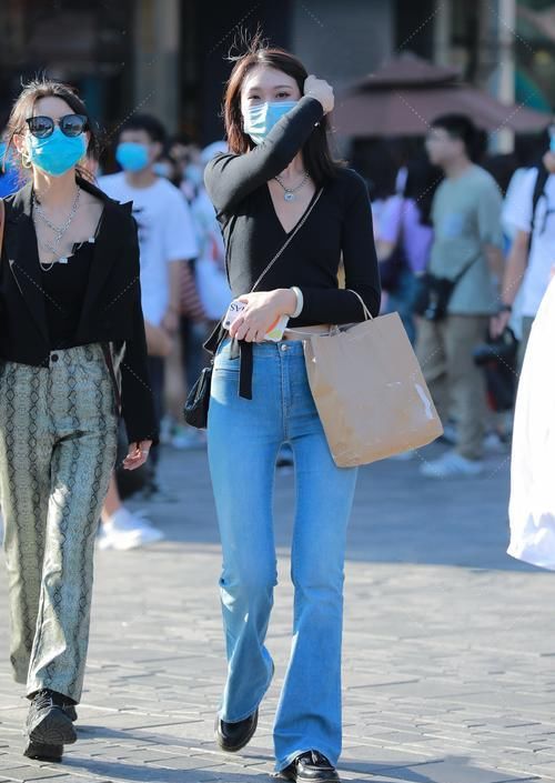  短衫|想要提升个性感，气质女生穿喇叭裤搭配针织短衫，又靓又耐看