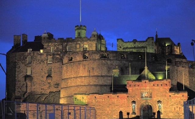 老年|爱丁堡城堡也是石头色，显得很旧很古老，感觉不到皇家的气派