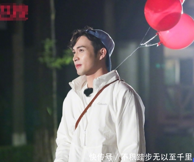 海报 第九期《极挑》海报,嘉宾穿校服,唯独黄明昊和飞行嘉宾不一样