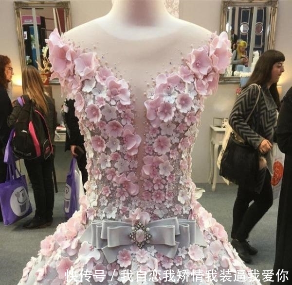 店里有一件婚纱美轮美奂,但店长却说世界上没一个人能够穿上它!