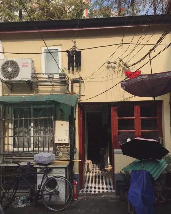 改造|5㎡神户型,床都放不下,却花10万用10年来改造,网友:人傻钱多