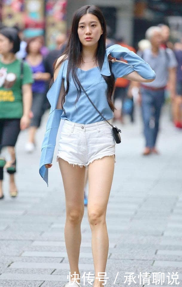 个性|个性露肩上衣搭短裤,露出大长腿自信十足!