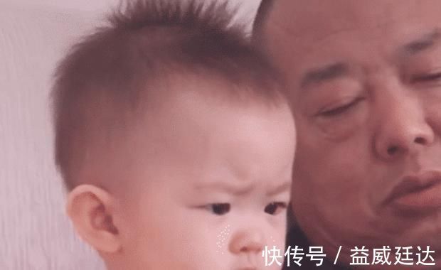 小小年纪|“假正经宝宝”和爷爷一起看手机火了,小小的脑袋,大大的忧愁