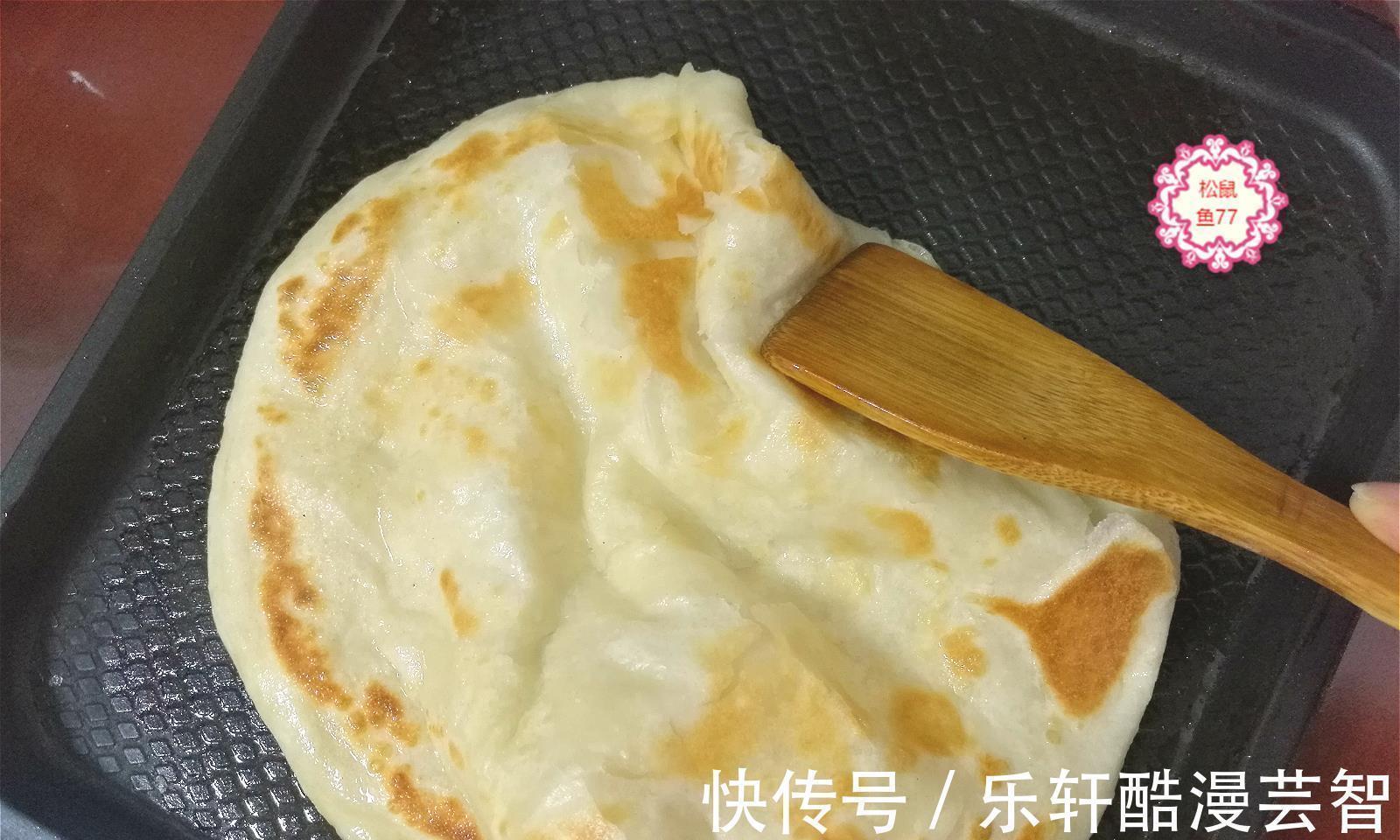 我烙饼不用开水、不用酵母,5分钟烙一张,软软的一层一层真香