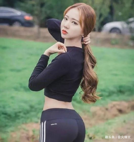 气质 亭亭玉立的打底裤小姐姐,丰润紧致尽显玲珑曲线!