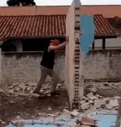 |搞笑GIF:扎心了 遇到这种情况 先捂住膝盖还是先捂脸