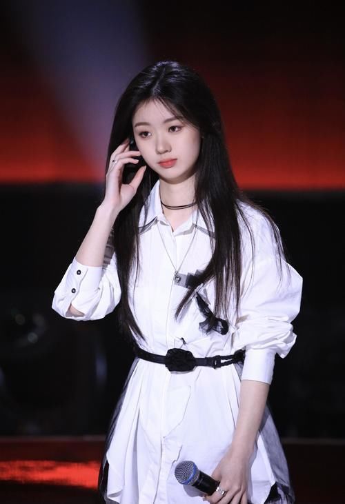 好声音|是好声音最年轻冠军,单依纯签约李健好友公司,白色大摆裙纯美