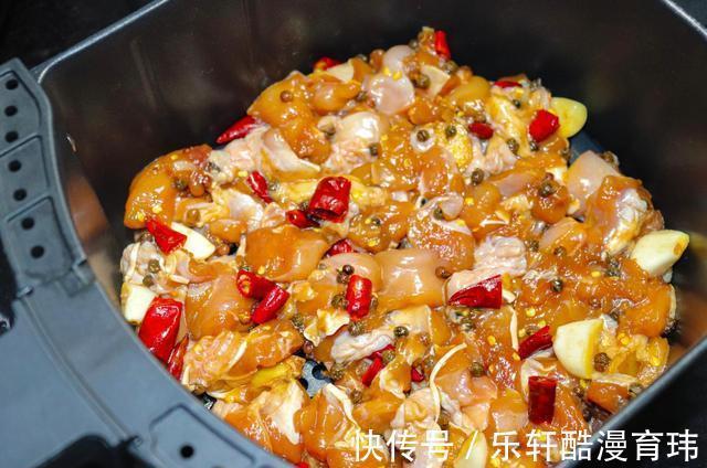 辣子鸡|制作辣子鸡丁不用油炸,试试这样做,味道也不差,轻轻松松做美食