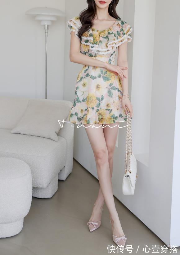 孙允珠|女神孙允珠时尚搭配:鲜蕊迷迭香惜春菊叶碎花衣裙