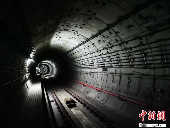 挑灯|武汉网络施工人员挑灯铺设地铁隧道5G信号