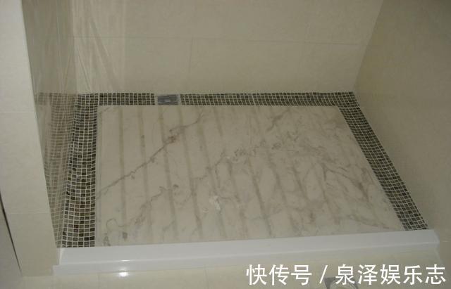 打滑|淋浴房排水怎么设计现在更流行拉槽式，排水快不打滑，美观实用