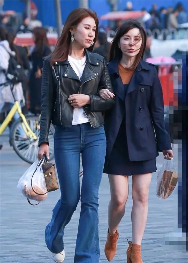 街拍:温柔可人的小美女,身穿吊带连衣裙,时尚清新靓丽