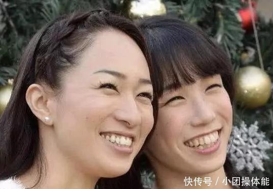 孩子|双胞胎姐妹,一个20岁生娃,一个30岁生娃,差距全写在脸上!