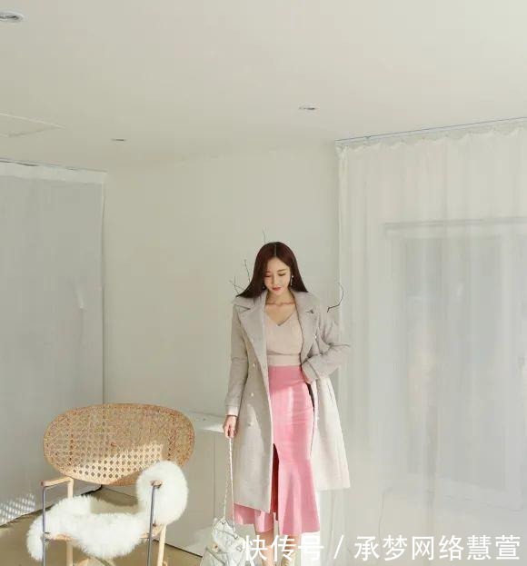  浅晶蓝|美女鉴赏：中灰调和浅晶蓝桃粉鱼尾礼裙